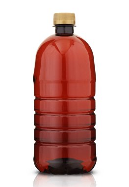 Beyaz arka planda alkollü bir içecek bulunan kahverengi tüylü bir şişe.