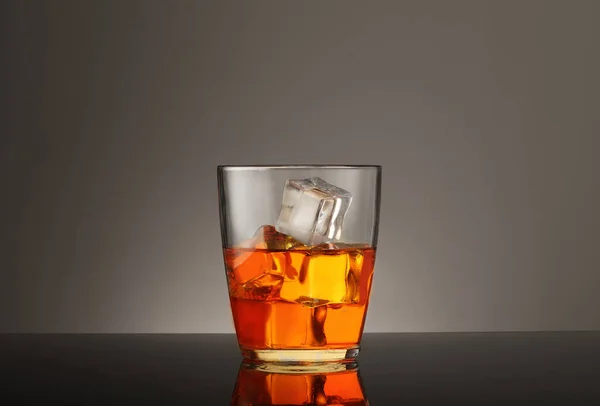 Szklanka Whisky Lodem Szarym Tle — Zdjęcie stockowe
