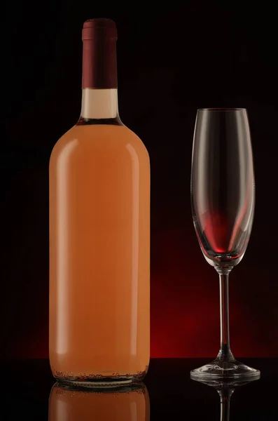 Γεμάτο Μπουκάλι Κρασί Και Γυαλί Μαύρο Φόντο Κόκκινη Κλίση — Φωτογραφία Αρχείου