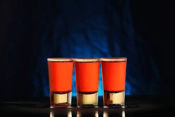 Tres Vasos Con Alcohol Rojo Sobre Fondo Negro Con Gradiente — Foto de Stock
