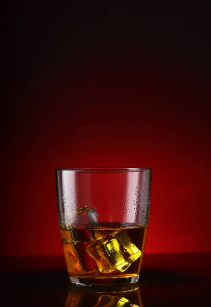 Vaso Con Una Bebida Hielo Sobre Fondo Rojo — Foto de Stock