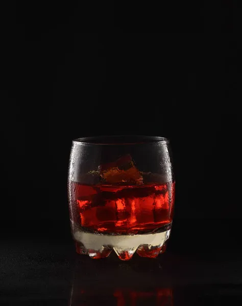 Szkło Czerwonym Alkoholem Czarnym Tle — Zdjęcie stockowe