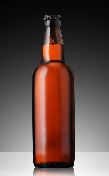 Garrafa Cerveja Completa Marrom Fundo Gradiente Cinza — Fotografia de Stock