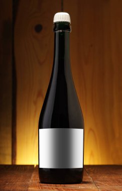 Şampanya şişesi ve ahşap arka planda etiket
