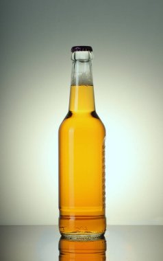 Beyaz arka planda bir şişe aromalı bira ve aynalı bir masa.