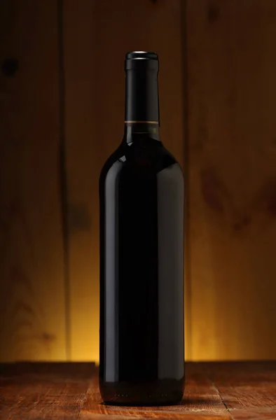 Botella Con Vino Tinto Mesa Fondo Tablas Madera — Foto de Stock