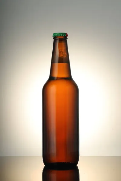 Beyaz Arka Planda Tam Kahverengi Bira Şişesi Eğim Ayna Yansıması — Stok fotoğraf