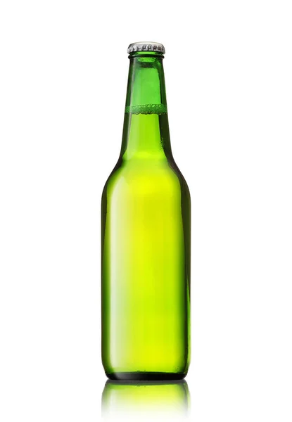 Botella Verde Con Cerveza Sin Etiquetar Sobre Fondo Blanco —  Fotos de Stock