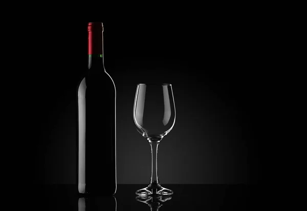 Wine Bottle Goblet Black Background Gray Gradient — 스톡 사진