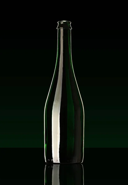 緑のグラデーションの黒の背景に緑の空のシャンパンボトル — ストック写真