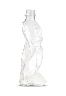 ezilmiş plastik şişe beyaz arka planda