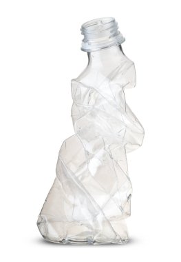 ezilmiş plastik şişe beyaz arka planda