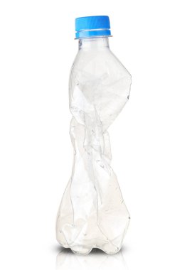 Beyaz arka planda ezilmiş plastik su şişesi