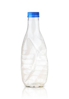 Beyaz arkaplanda boş plastik meyve suyu şişesi