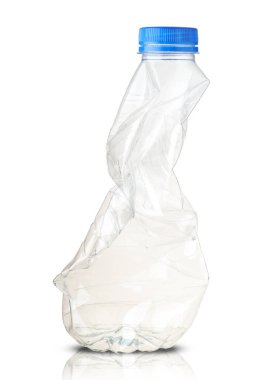 beyaz zemin üzerine plastik içki şişesi