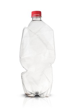 Beyaz arka planda ezilmiş plastik şişe.