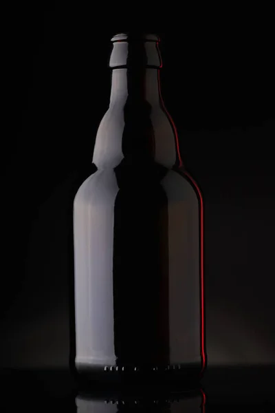 Mała Pusta Butelka Piwa Czarnym Tle Gradientem — Zdjęcie stockowe