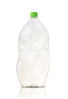 Beyaz arka planda boş plastik içecek şişesi