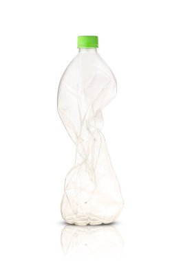 Beyaz arka planda boş plastik içecek şişesi