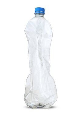 Beyaz arka planda boş plastik içecek şişesi