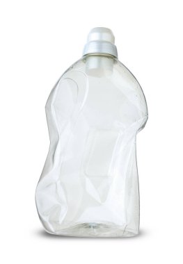 Beyaz arka planda plastik bir gargara şişesi.