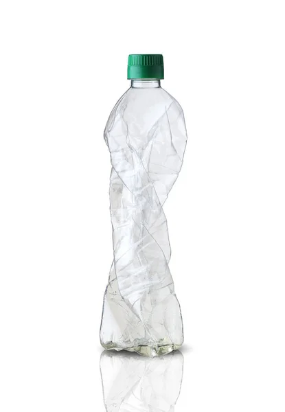 白い背景に砕いたプラスチックオイルボトル — ストック写真
