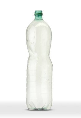 Beyaz arka planda boş plastik kaynak suyu şişesi