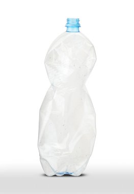 Beyaz zemin üzerinde büyük plastik su şişesi