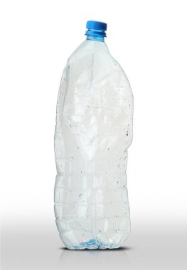 Beyaz zemin üzerinde büyük plastik su şişesi