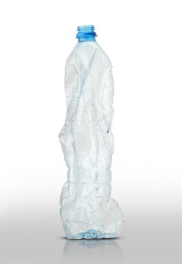 Beyaz zemin üzerinde büyük plastik su şişesi