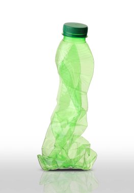 Beyaz arkaplanda boş plastik şişe