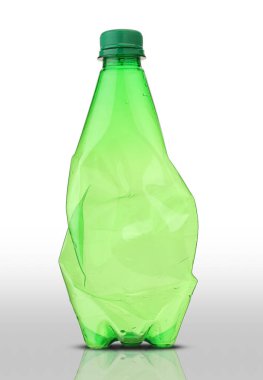 Beyaz arkaplanda boş plastik şişe