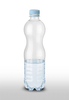 Beyaz arka planda su bulunan küçük plastik şişe.