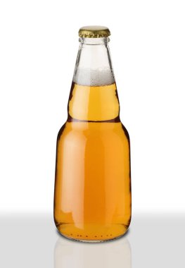 Beyaz arka planda bira olan küçük şişe.
