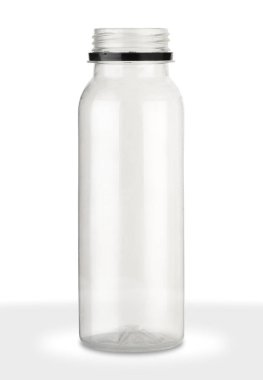 Beyaz arka planda küçük plastik bir meyve suyu şişesi.