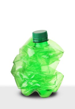 Beyaz zemin üzerinde yeşil plastik su şişesi