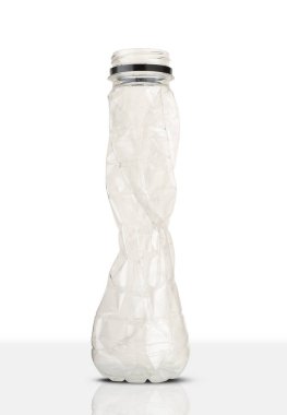 Beyaz arka planda ezilmiş plastik soda şişesi.