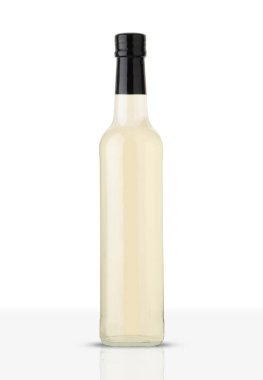 Beyaz arka planda bir şişe elma sirkesi.