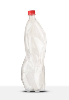 Beyaz arka planda boş plastik içecek şişesi