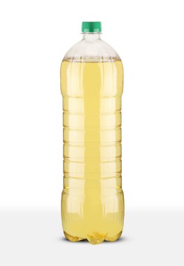 Beyaz arka planda içki olan büyük plastik bir şişe.