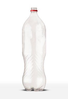 Beyaz arkaplanda boş plastik şişe