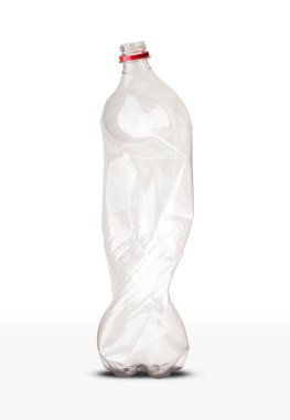 Beyaz arkaplanda boş plastik şişe