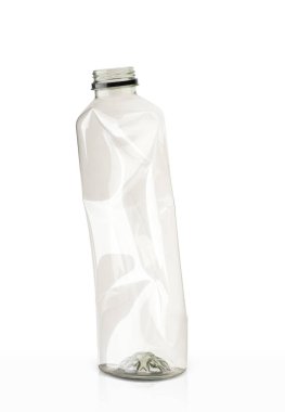 Beyaz arka planda büyük plastik bir elma suyu şişesi.