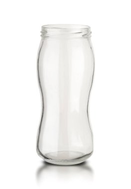 Beyaz arka planda kapağı olmayan bir kavanoz domates sosu.