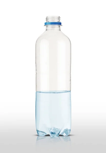 Uma Pequena Garrafa Meio Cheia Água Sobre Fundo Branco — Fotografia de Stock