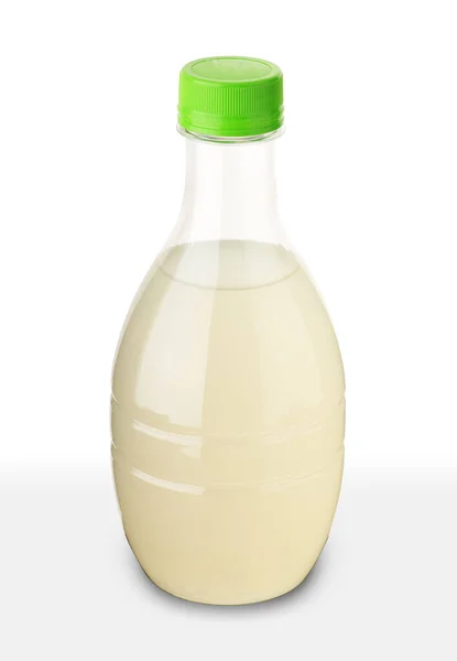 Beyaz arka planda küçük bir limonata şişesi.