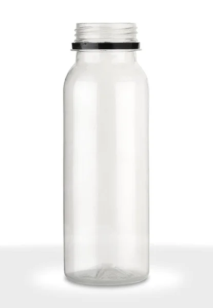 Beyaz arka planda küçük plastik bir meyve suyu şişesi.