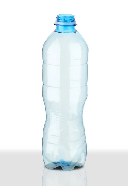 Eine Kleine Plastikflasche Mineralwasser Auf Weißem Hintergrund — Stockfoto