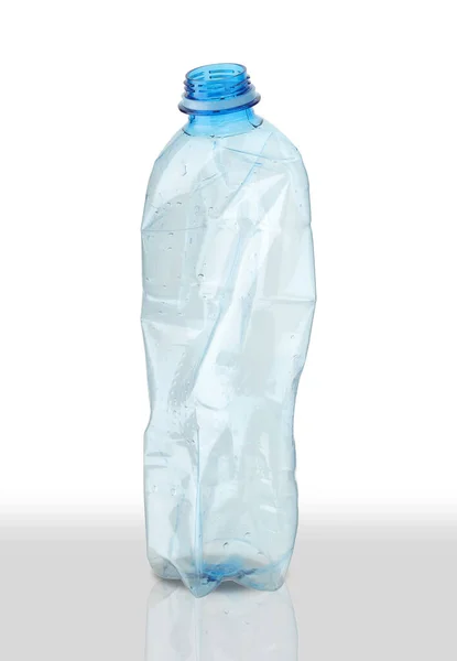 Eine Kleine Plastikflasche Mineralwasser Auf Weißem Hintergrund — Stockfoto