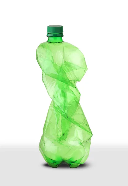 Beyaz zemin üzerinde yeşil plastik su şişesi